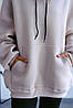 Бежеве жіноче об'ємне подовжене худі з трьохнитки з великою кишенею спереду і накатом на спині, фото 3