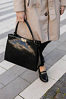 Жіноча сумка тоут чорного кольору шкіряна під рептилію з довгим ремінцем
