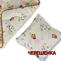 Дитячий комплект у ліжечко, кремова стьобана ковдра 105x135 і подушка 50x50 з мультяшним принтом, фото 3