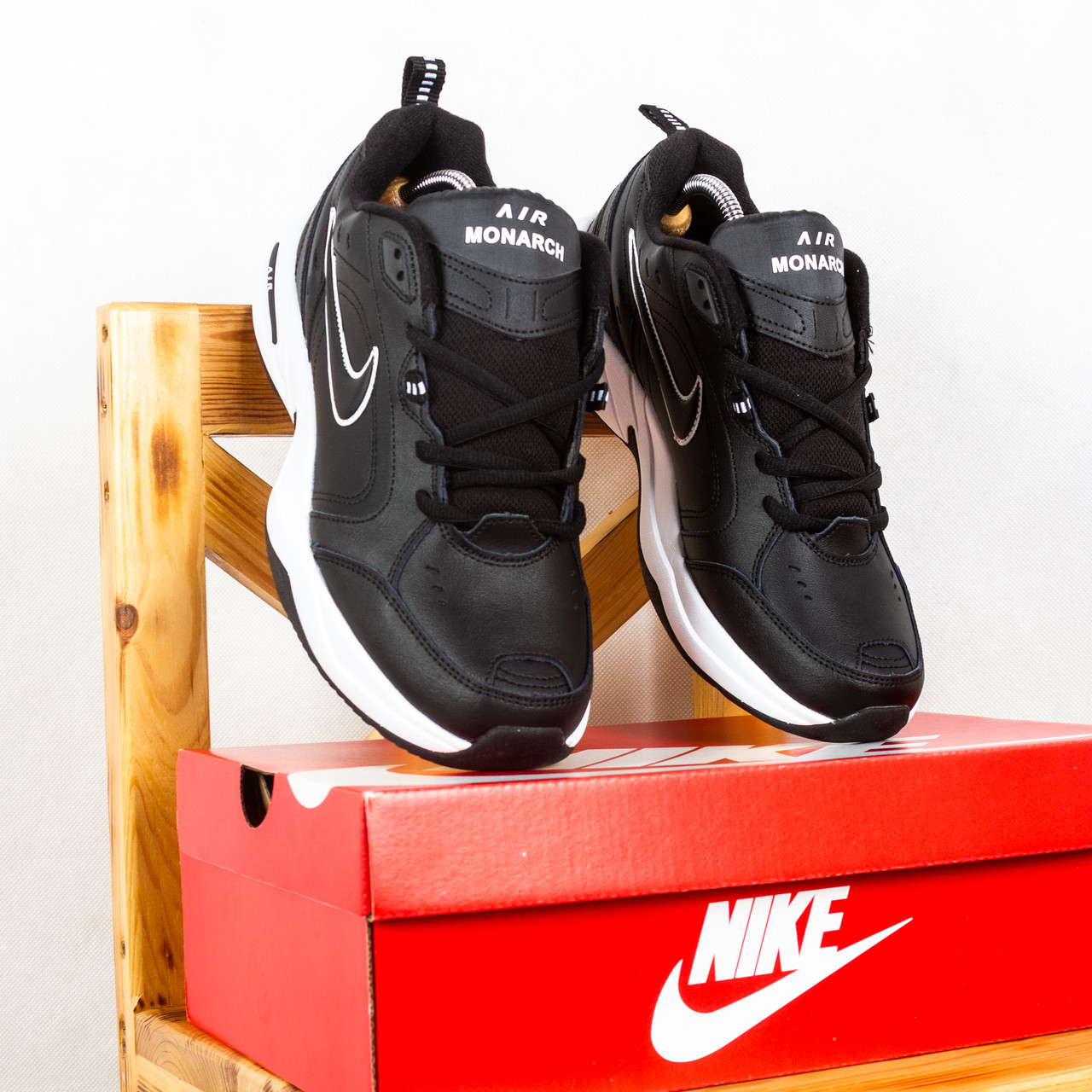 РОЗПРОДАЖ Кросівки Nike Air Monarch чорні з білою підошвою 44 28 см