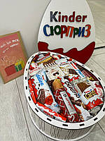 Дерев'яна коробочка у вигляді Кіндер сюрприз із цукерками для дівчини, подруги та дружини