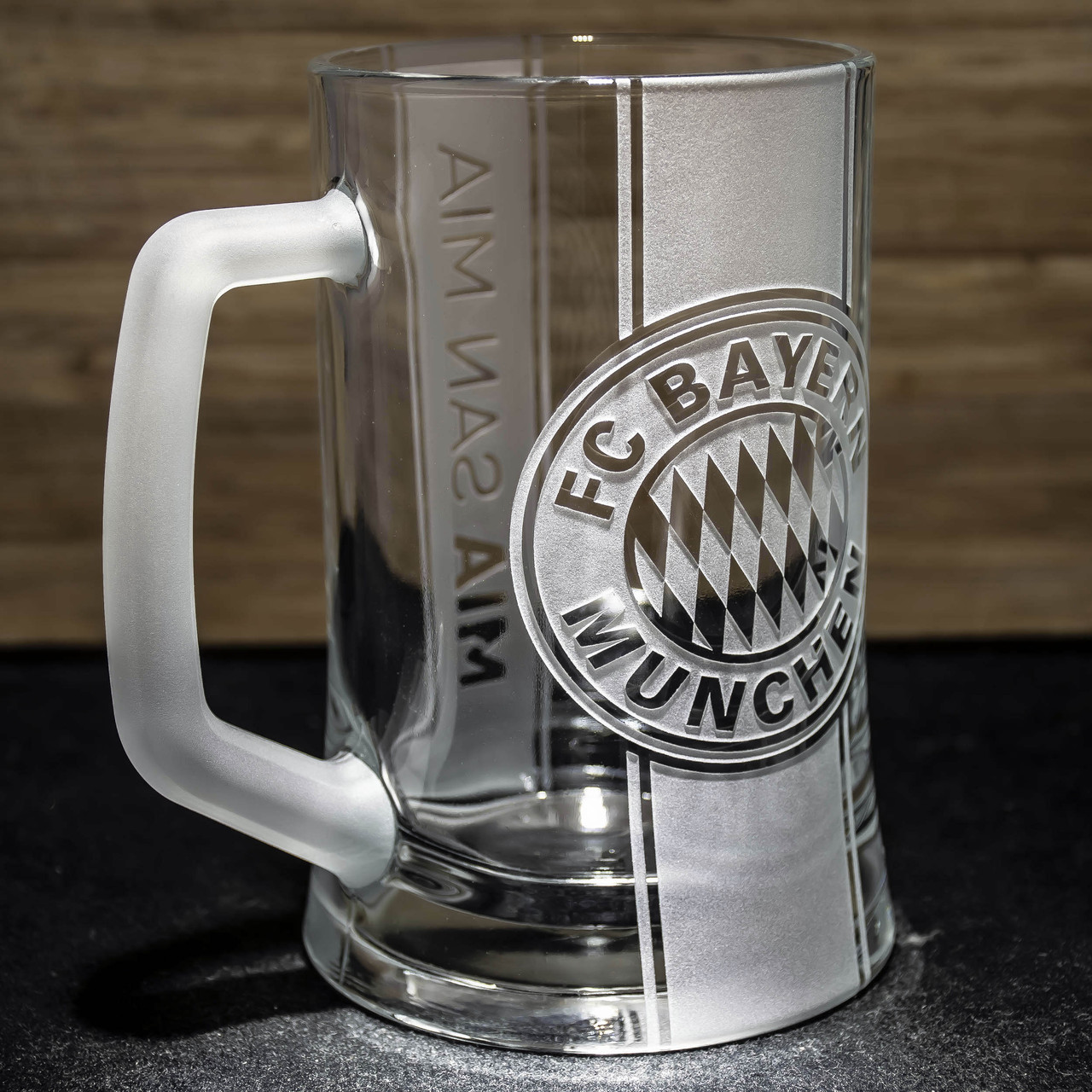 Пивний келих з гравіюванням ФК Баварія Мюнхен FC Bayern Munchen на дві сторони з лозунгом і з матовою ручкою