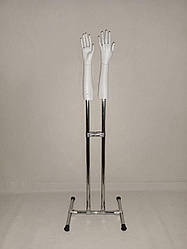 Вітрина з хромованих труб з манекенами рук під рукавички