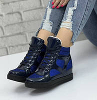 Жіночі молодіжні кросівки снікерси в синьому кольорі на прихованій танкетці на шнурівці.