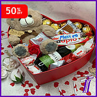 Подарок на праздник день святого валентина с шоколадными конфетами и батончиками, подарок к 14 февраля