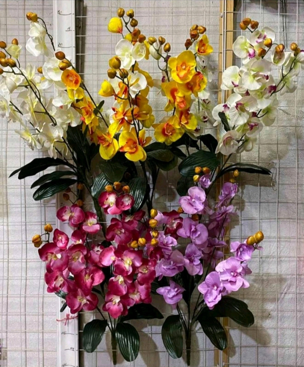 Букет штучних квітів орхідея