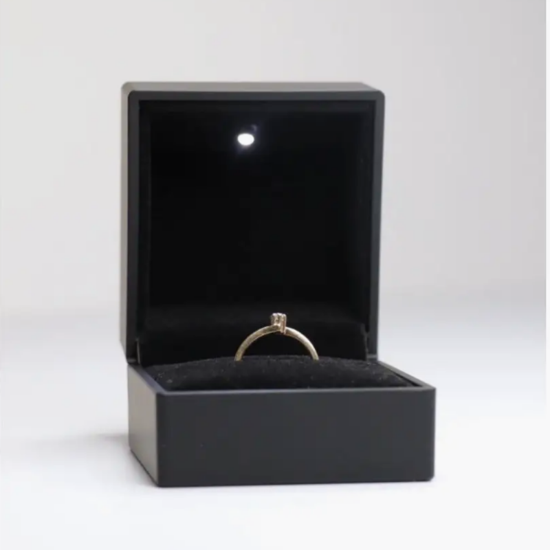 Черный футляр с подсветкой для помолвочного кольца и других ювелирных украшений - фото 6 - id-p2103593374