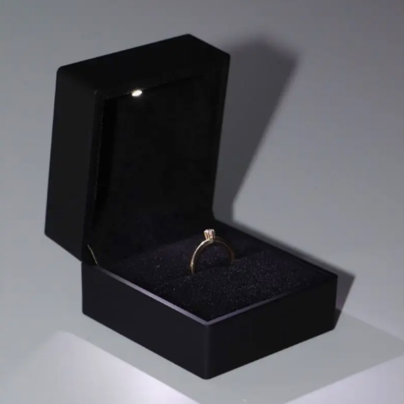 Черный футляр с подсветкой для помолвочного кольца и других ювелирных украшений - фото 7 - id-p2103593374