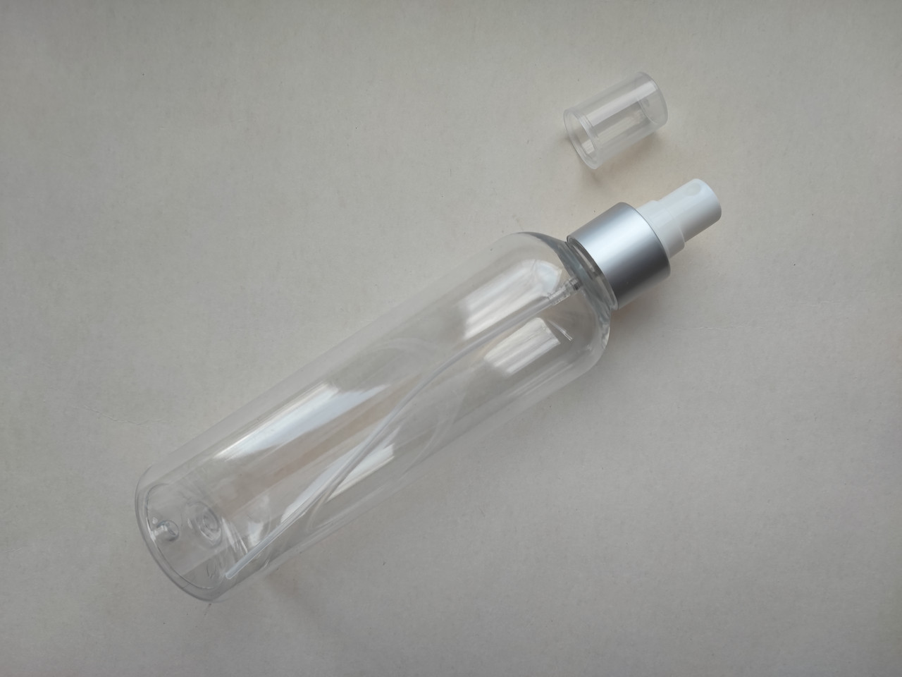250 мл Круглий ПЕТ флакон прозорий з сріблястим спреєм, розпилювачем 24/410, тара, ємність, баночка