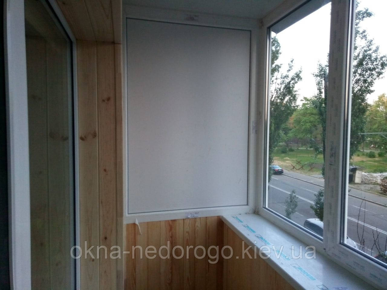 Внутрішня обшивка балконів дерев'яною вагонкою