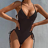 Чорний закритий купальник з чашками та кісточками на зав'язках, фото 6