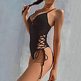 Чорний закритий купальник з чашками та кісточками на зав'язках, фото 4