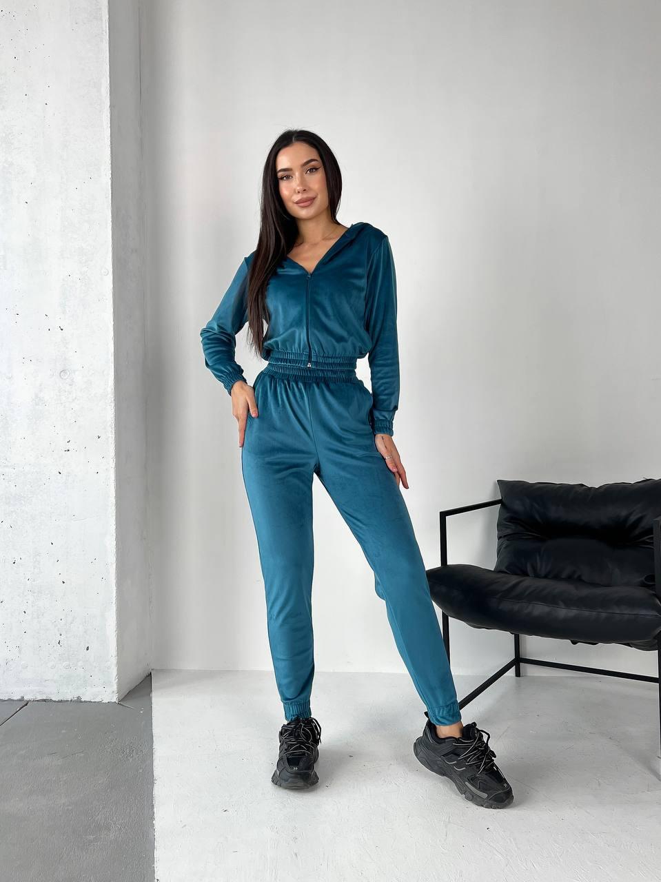 Стильний жіночий костюм з укороченою кофтою з капюшоном велюр