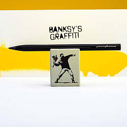Олівець Pininfarina SMART Banksy «Метатель квітів», корпус металевий чорного кольору на підставці