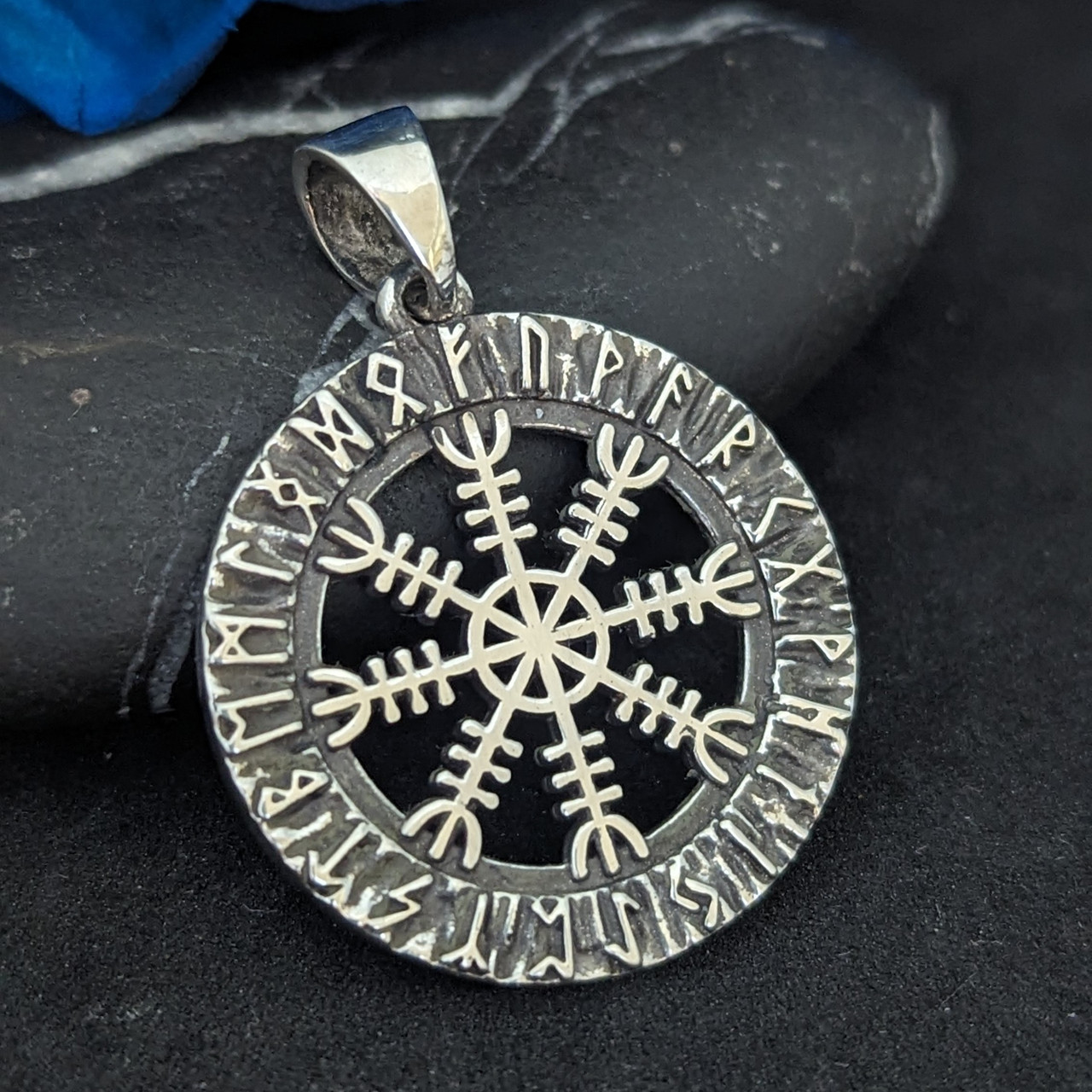 Шолом жаху, Агісхьяльм в рунічному колі Футарку Кулон амулет