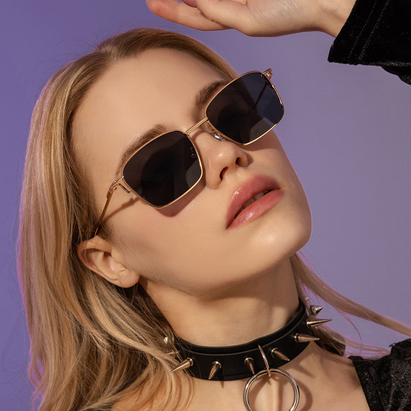 Сонцезахисні окуляри . Чорні в золотій оправі, фото 1