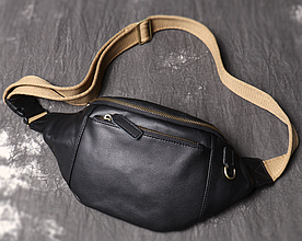 Чоловіча шкіряна сумка бананка на груди, поясна сумка-бананка
