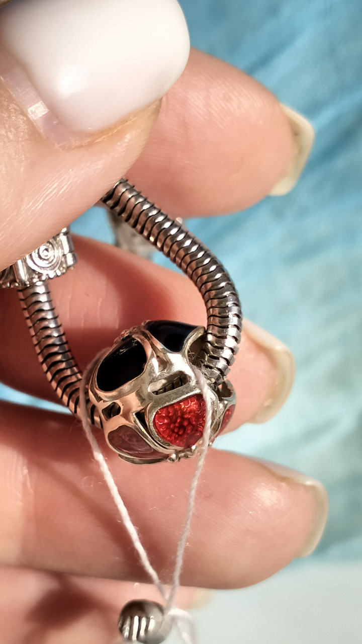 Срібний шарм із синьо-червоною емаллю, фото 1