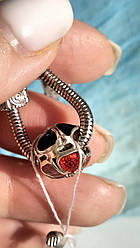 Срібний шарм із синьо-червоною емаллю