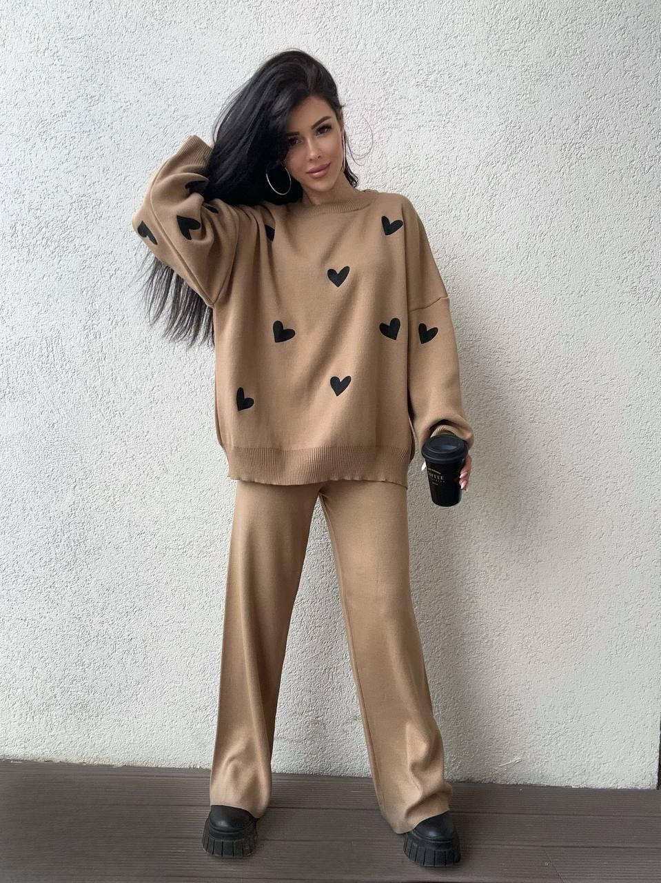 Вільний жіночий теплий в'язаний костюм штани та кофта в сердечка