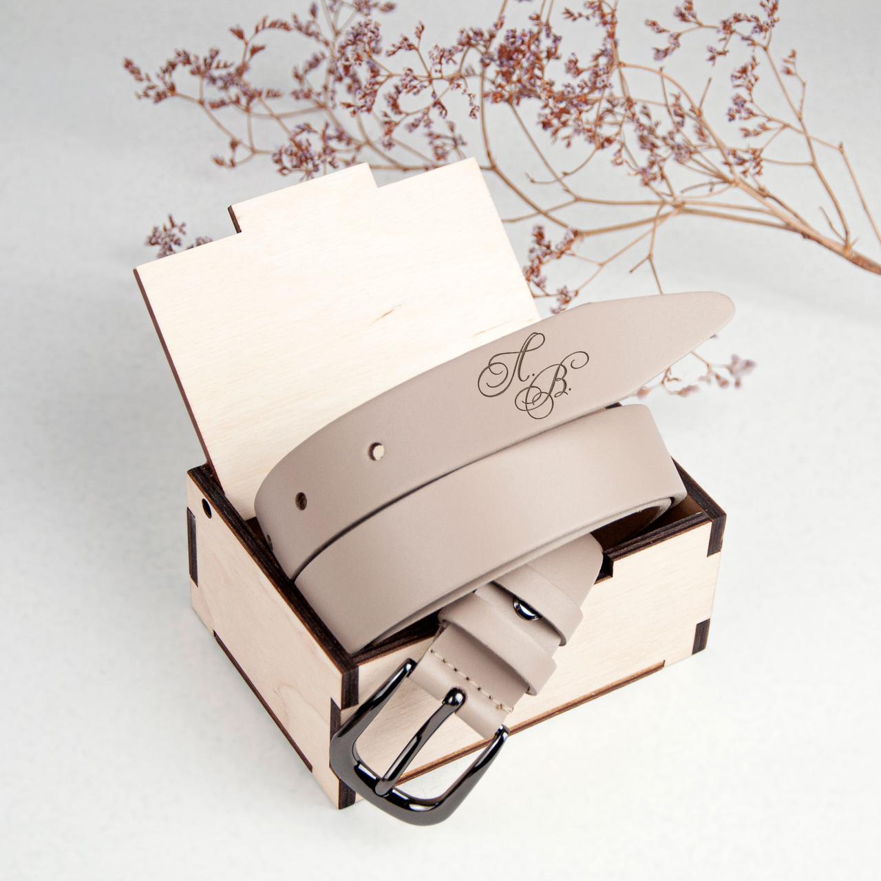 Шкіряний ремінь жіночий в джинси з гравіюванням ініціалів на замовлення, фото 1