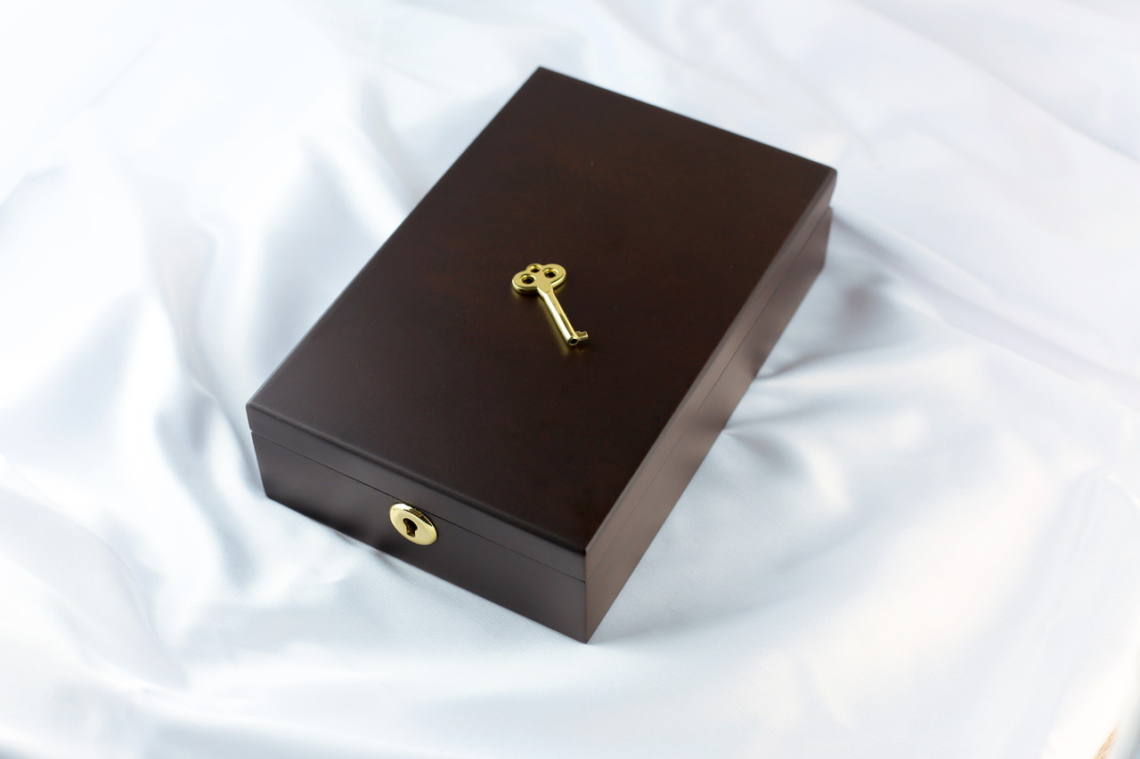 Подарункова дерев'яна коробка для парфуму з прихованими петлями, металевим замком та оксамитовою обшивкою