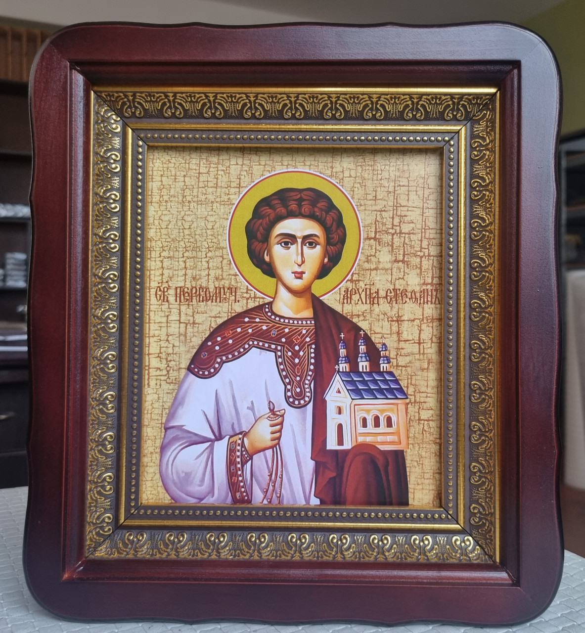 Ікона Святий мученик Стефан в темному дерев'яному фігурному кіоті під склом, розмір кіота  23*26,лік 15*18, фото 1