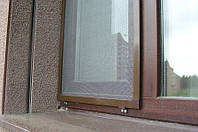 Москітна сітка кріплення на кишеньках на металопластикові вікна коричневого кольору