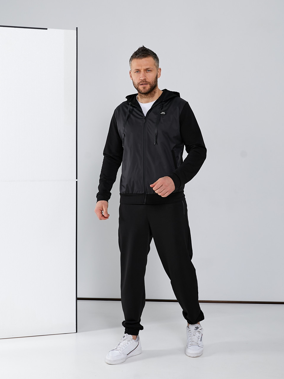 Чоловічий спортивний костюм
