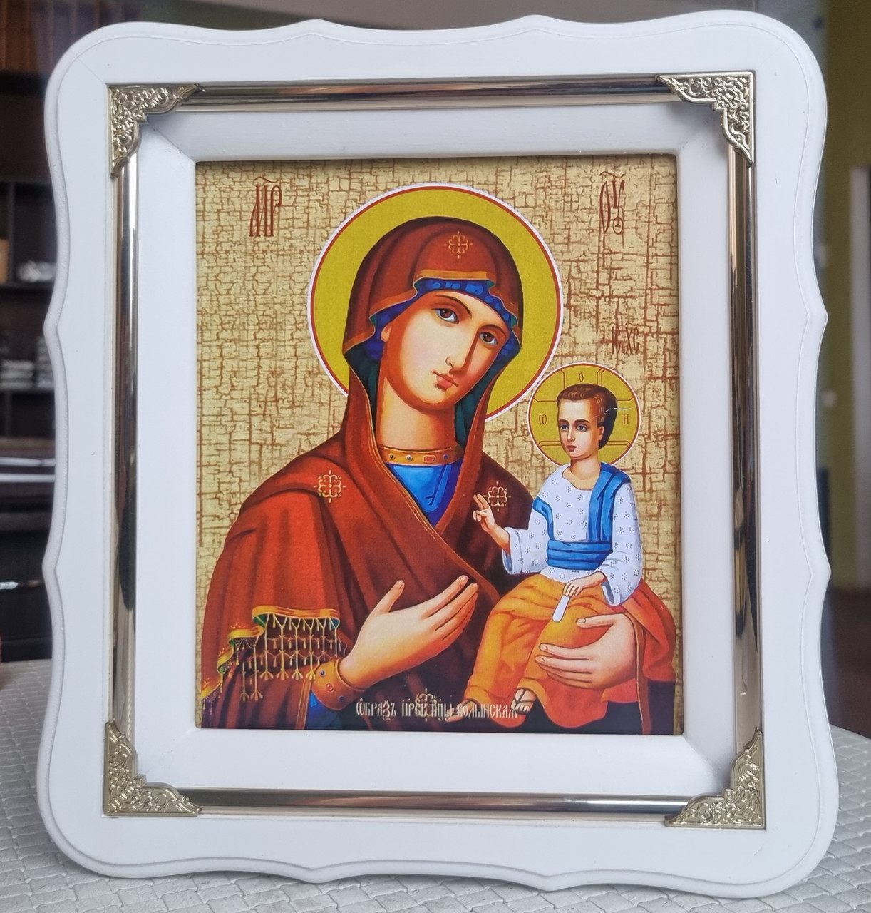 Ікона Пресвята Богородиця Волинська в білому дерев'яному фігурному кіоті під склом,розмір кіота 24*21,лік15*18