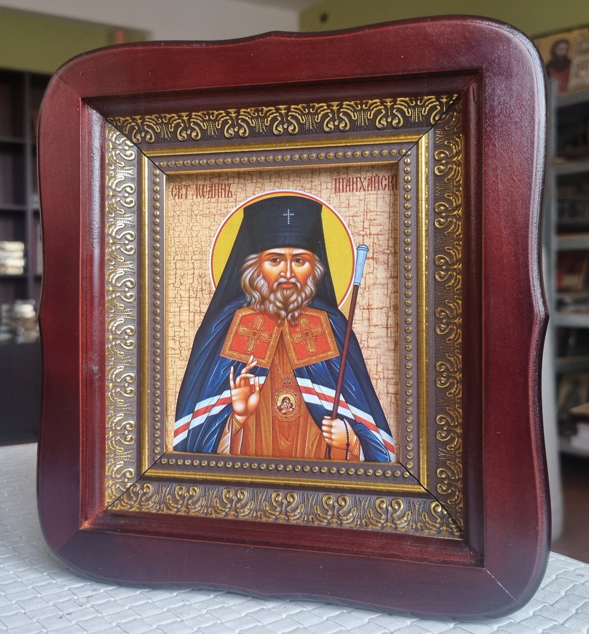 Ікона Святий Іоанн Шанхайський у темному фігурному кіоті під склом, розмір кіота 20×18, сюжет 10*12.