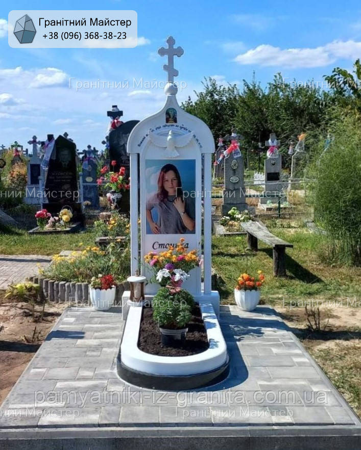 Элегантный памятник женщине из мрамора с цветным портретом № П-181.