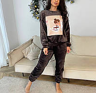 Практичная и уютная теплая пижама с накатом на кофте махра темно-коричневый принт девушка и кофе