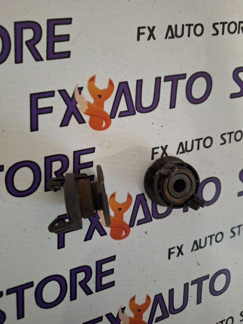 Регулювальна гайка болт передньої панелі телевізора Ford Explorer 5 2016-2019 б/у оригінал, фото 1