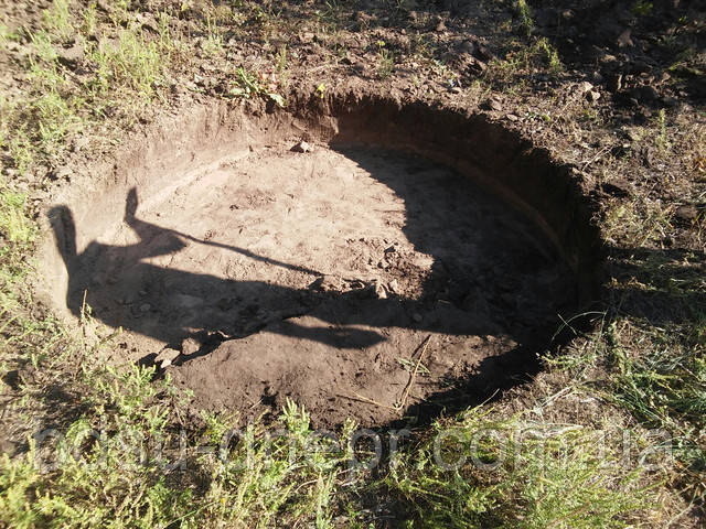 Вилучення ґрунту під круглу зливну яму