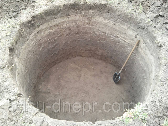 Різні види земляних робіт у Дніпрі, на цьому фото роботи з влаштування "круглої" зливної ями (під кільця)