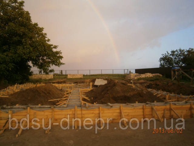 Влаштування стрічкового фундаменту Заливка бетону в опалубку