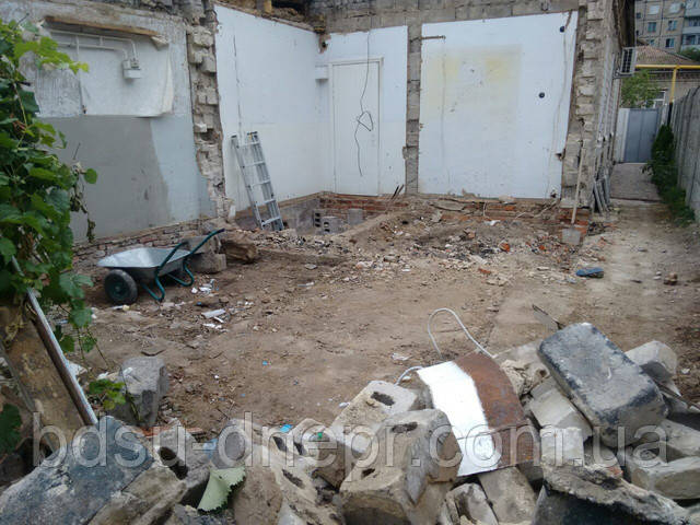 Місцевість після робіт по демонтажу прибудови, перед влаштуванням нового фундаменту