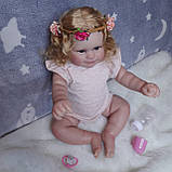 Велика 60 см реалістична лялька Реборн (Reborn) NPK дівчинка з волоссям, як жива справжня дитина, гарний м'яконабивний малюк пупс, фото 2