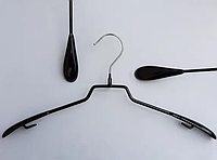 Плечики вішалки металеві в силіконовому покритті із широким плечем чорного кольору "лопатка" 42 см