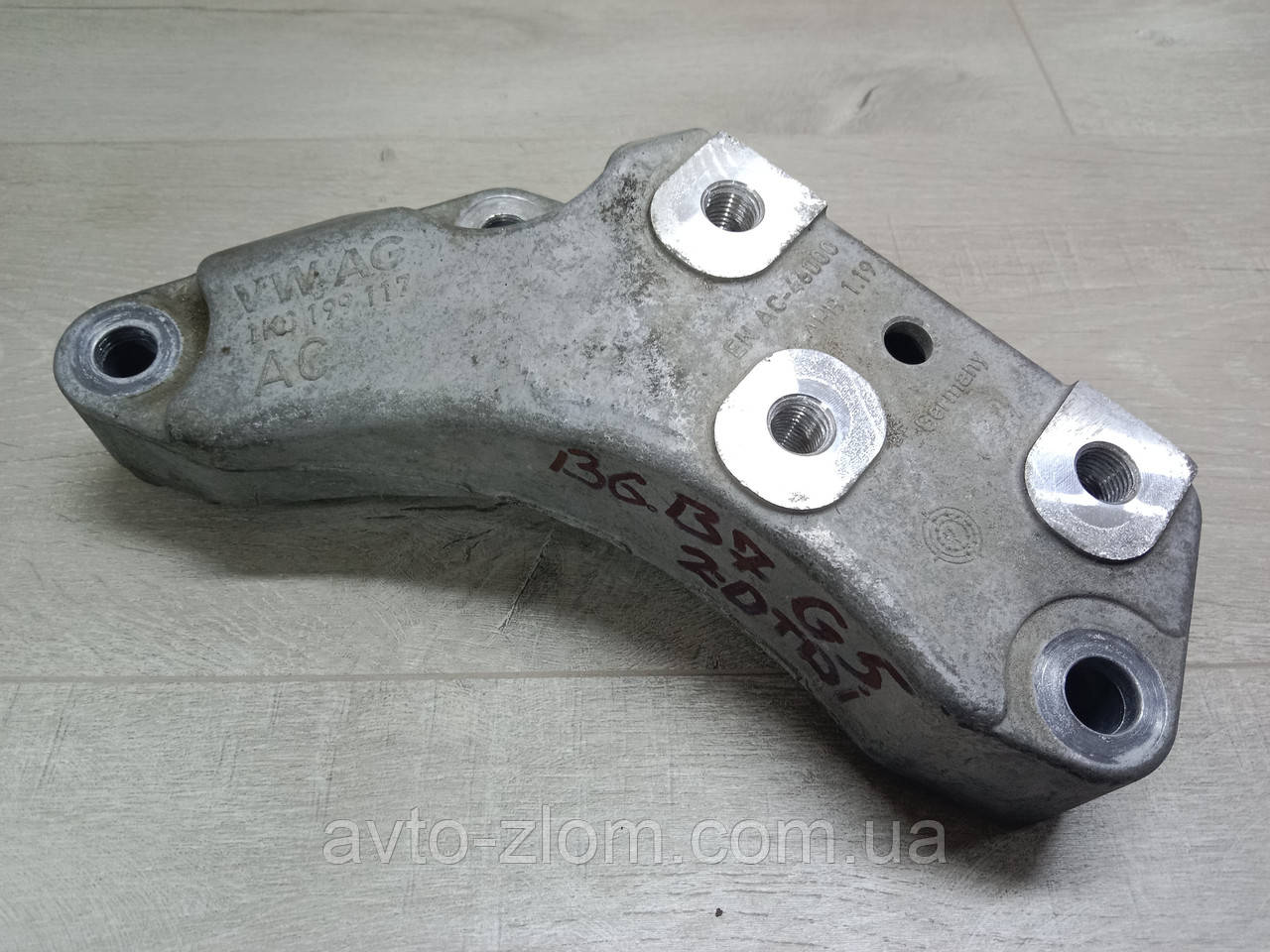 Кронштейн КПП Volkswagen Passat B6, B7, Golf 5 2.0 TDI. Пасат Б6, Б7, Гольф 5. Лівий. 1K0199117.