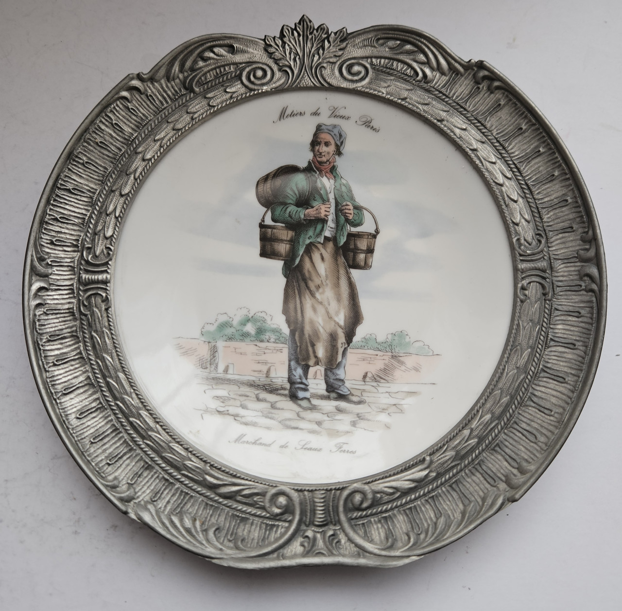 Колекційна порцелянова тарілка панно в олові Розносчик води, фото 1