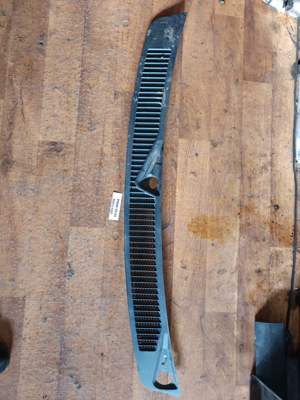 Пластик під лобове скло (жабо) MR511597 для Mitsubishi PININ 99-05