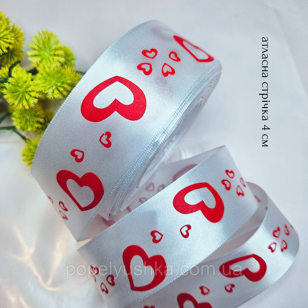 Атласна стрічка білого кольору з червоними сердечками 4 см, фото 1