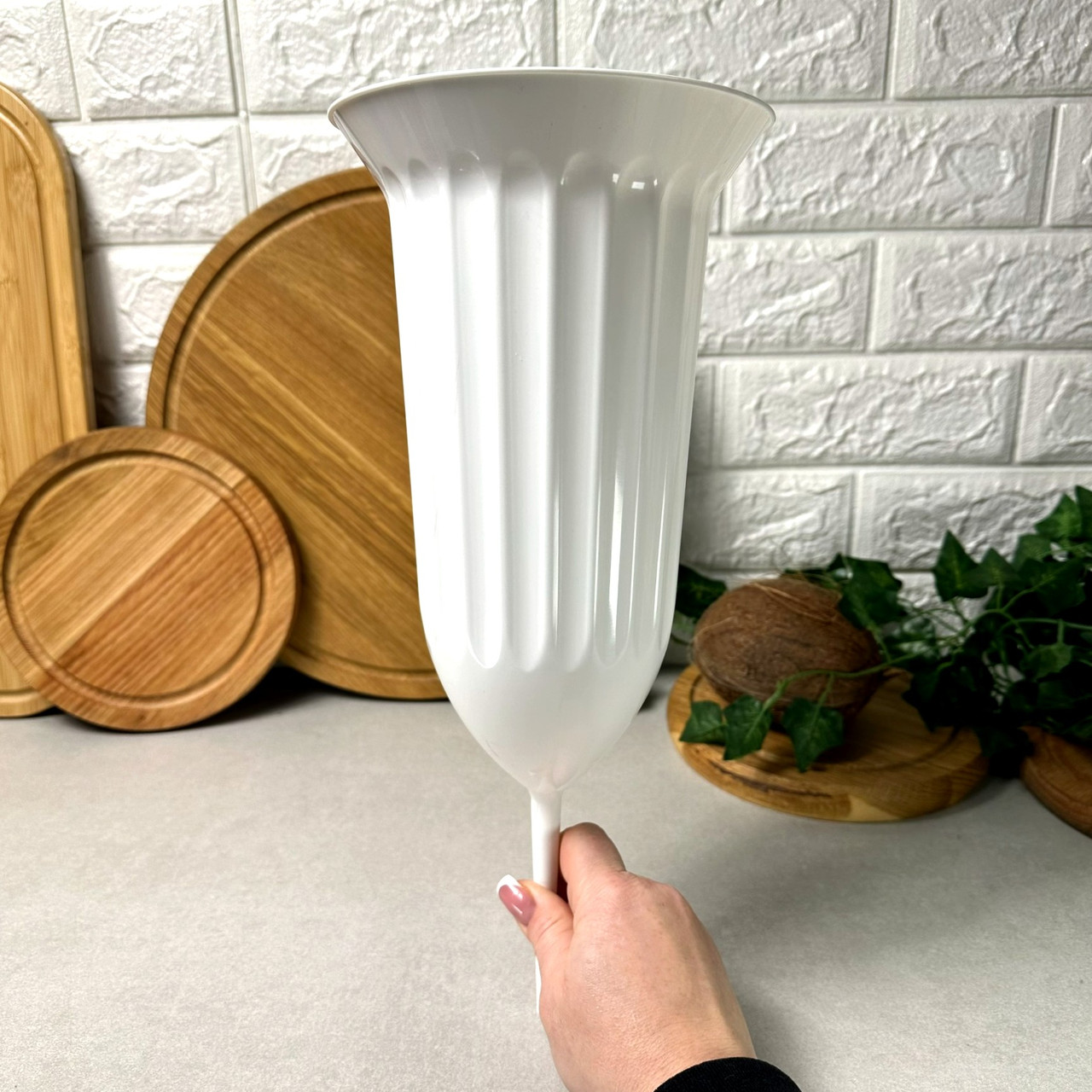 Садовий пластиковий вазон зі штирем-стійкою білого кольору, d16 Алеана Флора