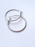 Серьги женские рифленые круги кольца 4 см Без бренду Серебристые
