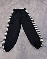 Женские штаны карго широкие с карманами высокая посадка цвет чёрный сбоку белые полосы