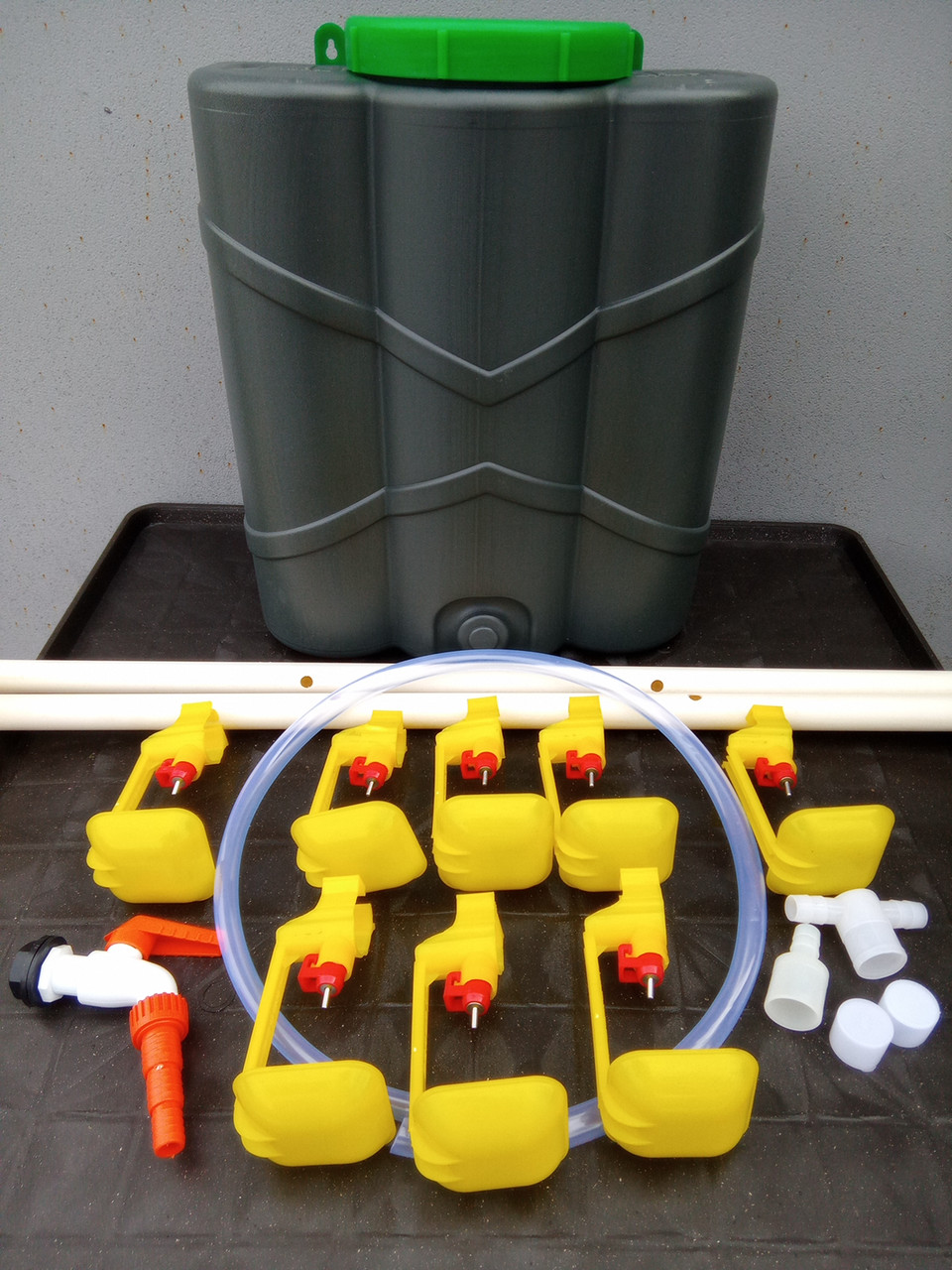 Комплект ніпельних поїлок НОВИЧОК 50 + Ємність 20 л 8 полилок на 50 курей, перепелів,ндичок КНП50+