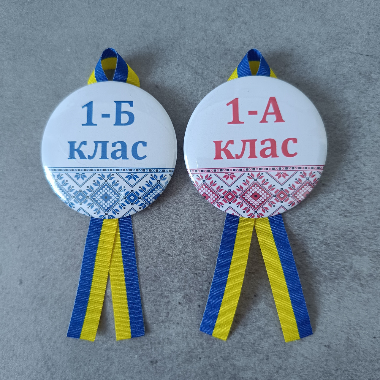 Значки для випускників та першокласників Вишиванка та стрічка символіка