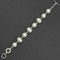 Браслет жіночий сріблястого кольору з білими перлинами та візерунками застібка тогл довжина 22 см ширина 15 мм